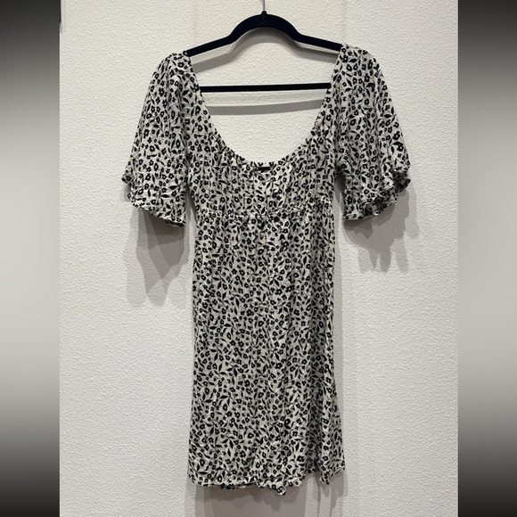 Billabong Black and White Floral Patterned Mini Dress size small with bow detail - Picture 2 of 5